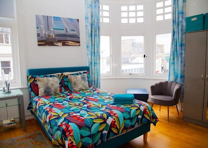 High Street Views Large 3Br - Sleeps 7 - 10 Min Walk To Beach - Ideal For Groups, Families, Contractors