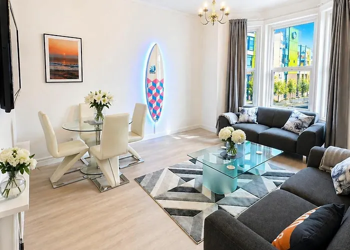 The City Surf Apartment - By Coastline Retreats - Free Parking Included - Sleeps 5 - City Centre