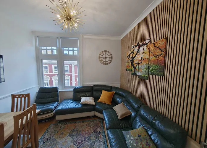 High Street Views Large 3Br - Sleeps 7 - 10 Min Walk To Beach - Ideal For Groups, Families, Contractors